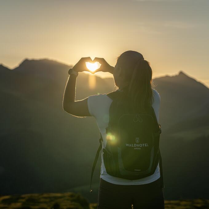 Wandern im Sonnenuntergang in Arosa