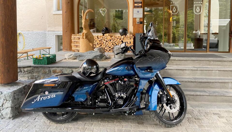 Harley Davidson Eingang Waldhotel Arosa