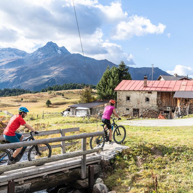 couple e bike tour switzerland arosa | © Mattias Nutt Photography