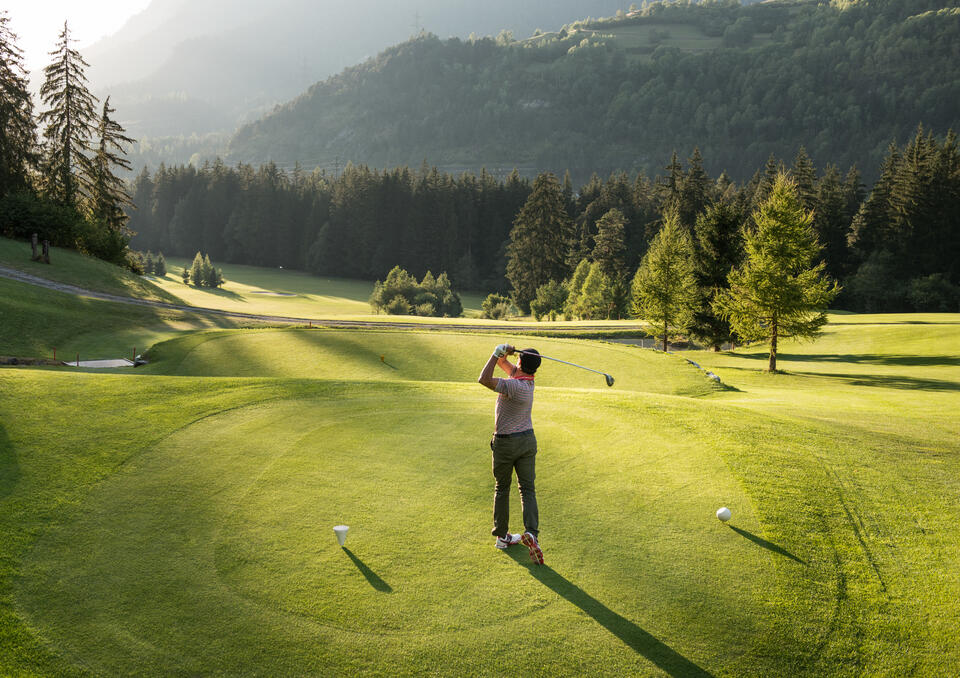 Golfer tees off at the Arosa golf course | © Tourismus Savognin Bivio Albula AG