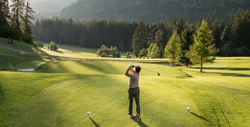 Golfer schlägt ab im Arosa Golfplatz | © Tourismus Savognin Bivio Albula AG