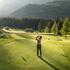 Golfer tees off at the Arosa golf course | © Tourismus Savognin Bivio Albula AG