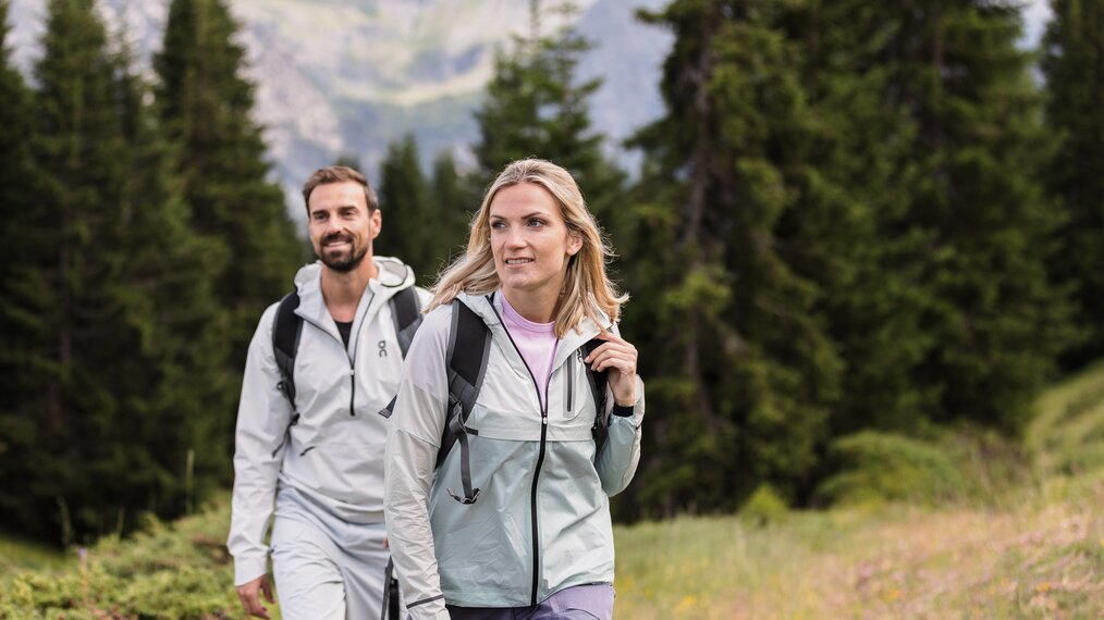 Pärchen beim Wandern in Graubünden