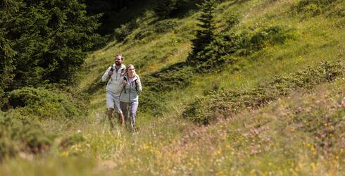 Pärchen beim Wandern in Schweiz