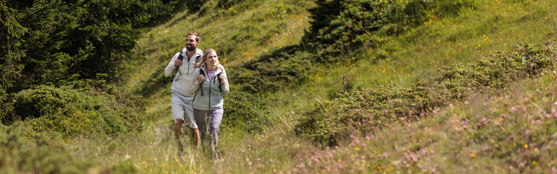 Pärchen beim Wandern in Schweiz