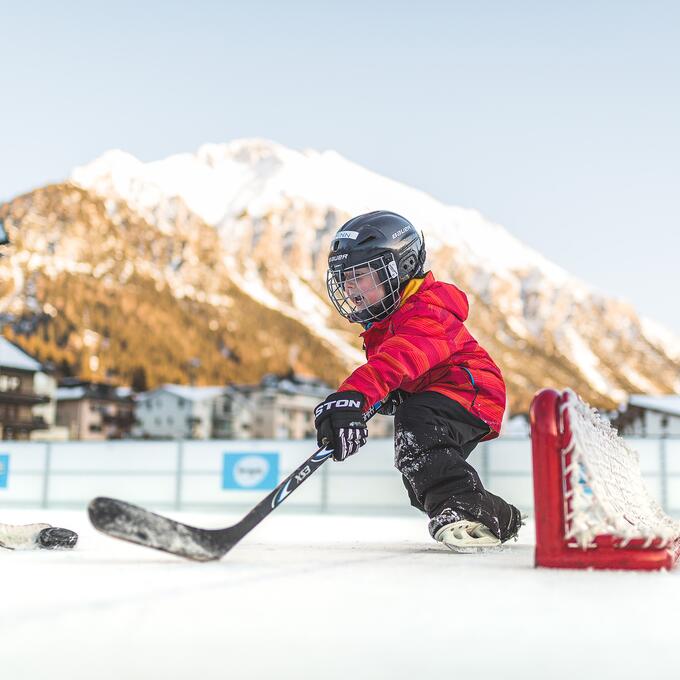 Kind beim Eishockey spielen Arosa | © Ferienregion Lenzerheide / Johannes Fredheim