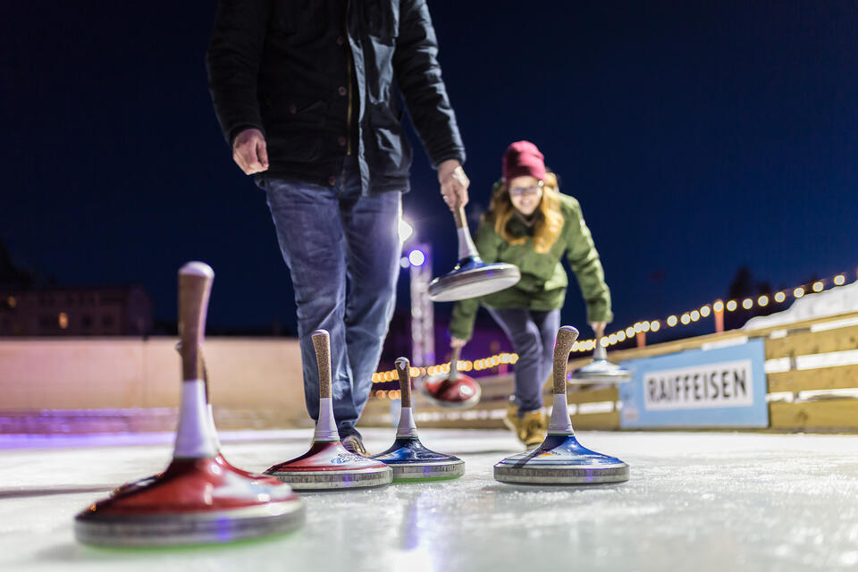 Eisstock schießen in Arosa | © Ferienregion Lenzerheide / Johannes Fredheim