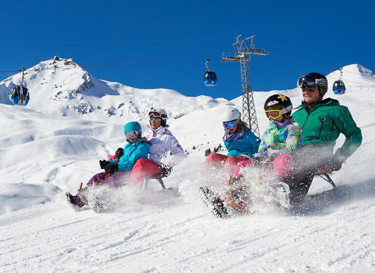 Schlittenfahren mit der Familie Arosa