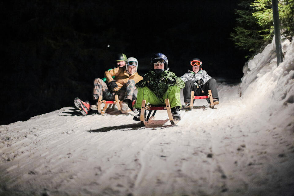 night tobogganing winter holidays with children switzerland | © Ferienregion Lenzerheide / Johannes Fredheim