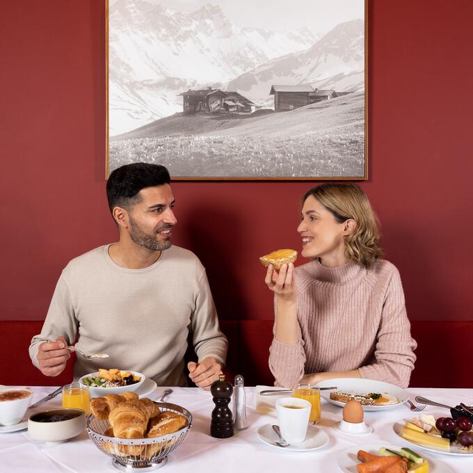 Pärchen beim Frühstücken Arosa