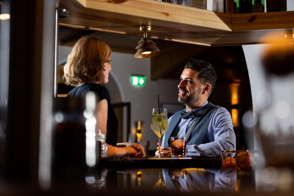 couple at the bar in Arosa