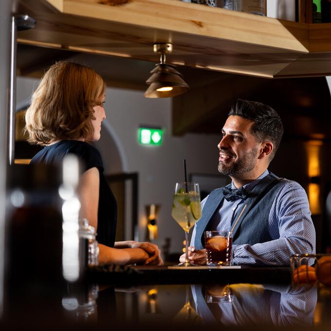 couple at the bar in Arosa