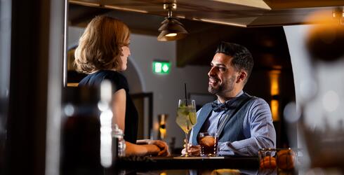 couple at the bar in Arosa