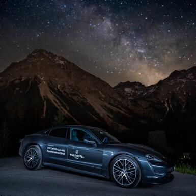 Porsche Auto bei Nacht Arosa