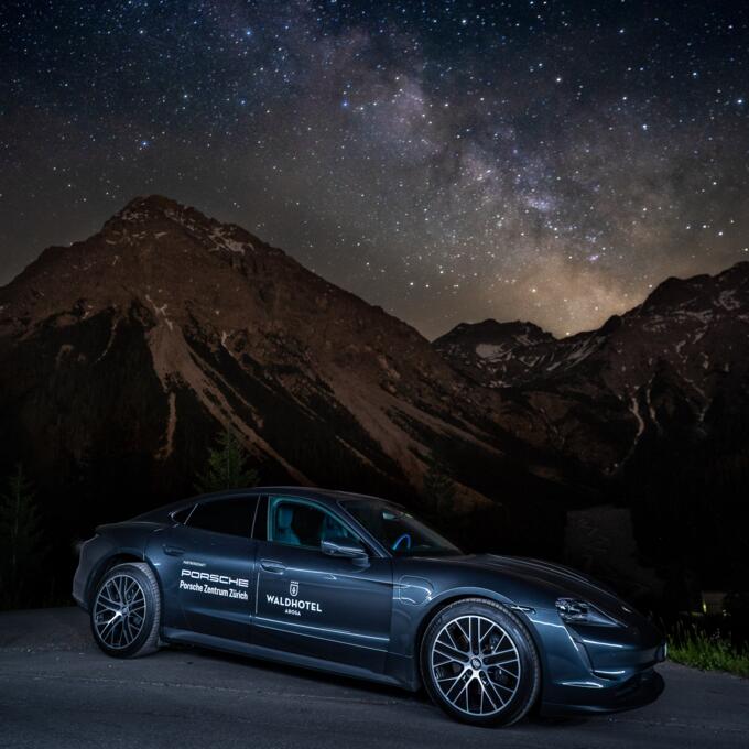 Porsche Auto bei Nacht Arosa