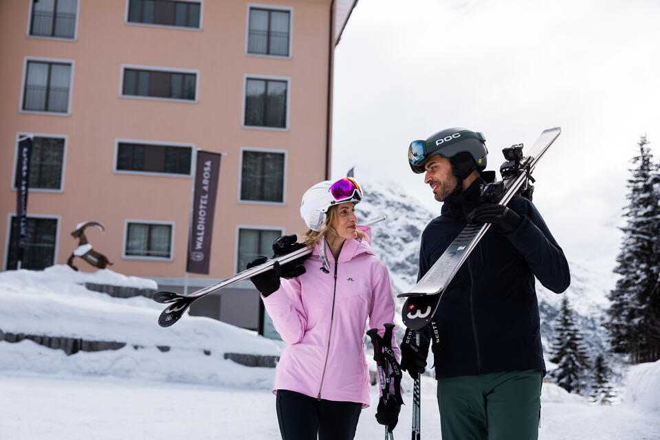 Pärchen im Skiurlaub Lenzerheide