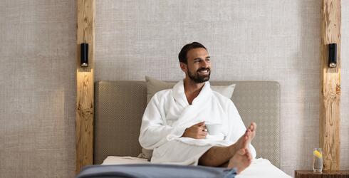 Mann im Wellnesshotel in der Schweiz