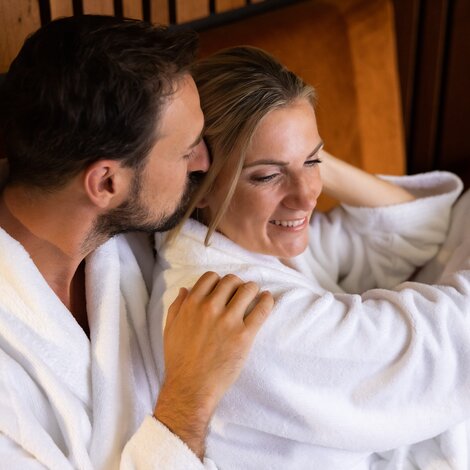 Pärchen beim Kuscheln im Hotel