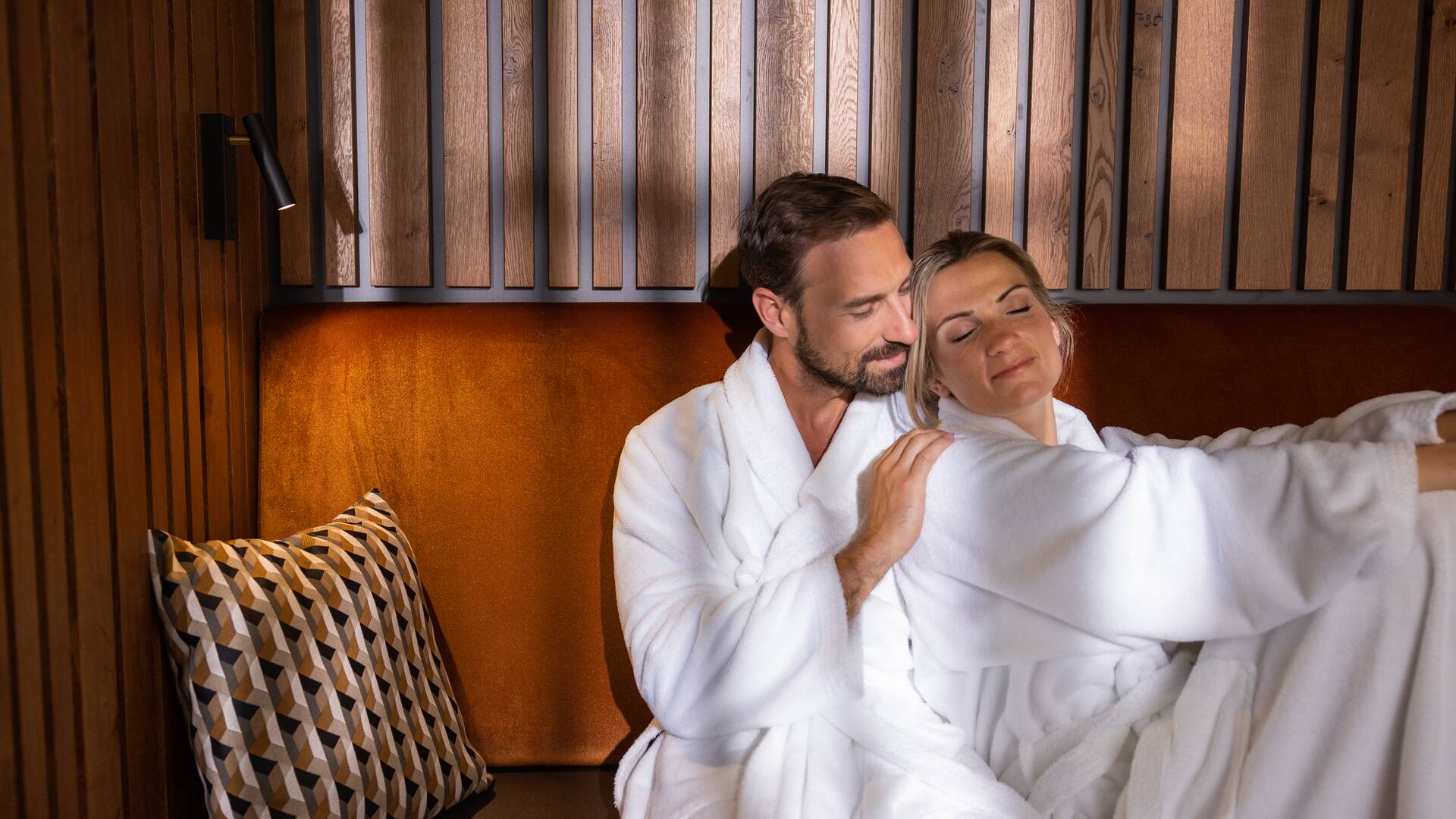 Pärchen im Bademantel im Wellnessurlaub