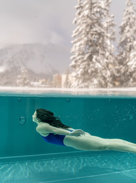Schwimmerin im Hotelpool