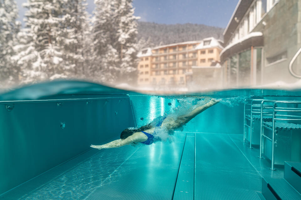 Schwimmerin im Hotelpool