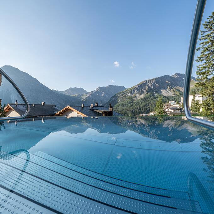 Outdoor Pool im Waldhotel