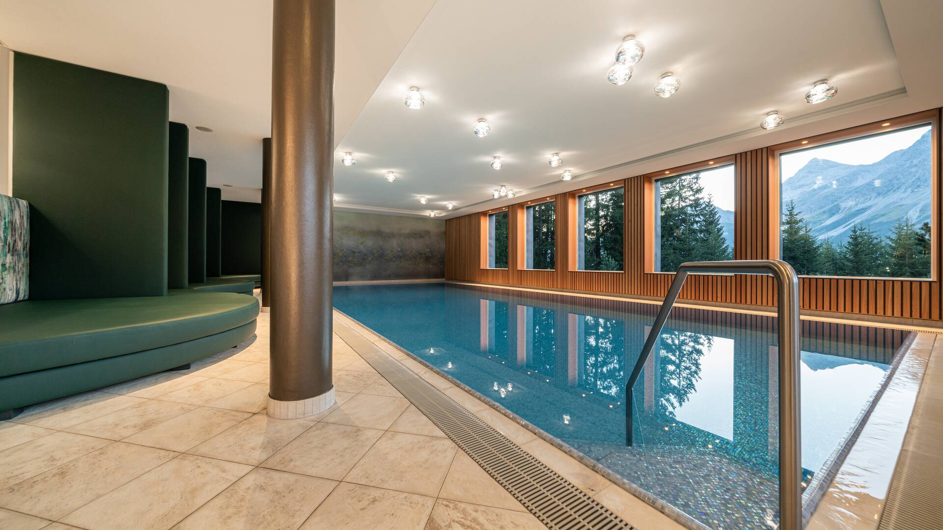 Indoor Pool im Waldhotel Arosa