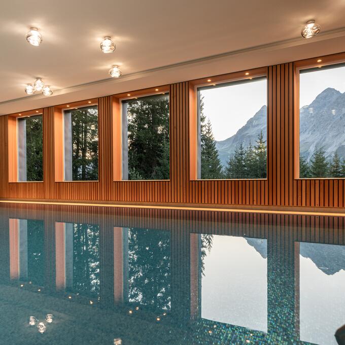 Indoor pool mit Bergblick