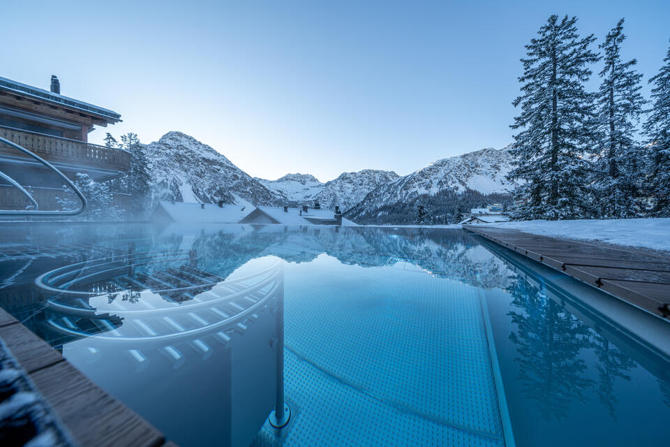 Hotel mit Infinity Pool im Winter