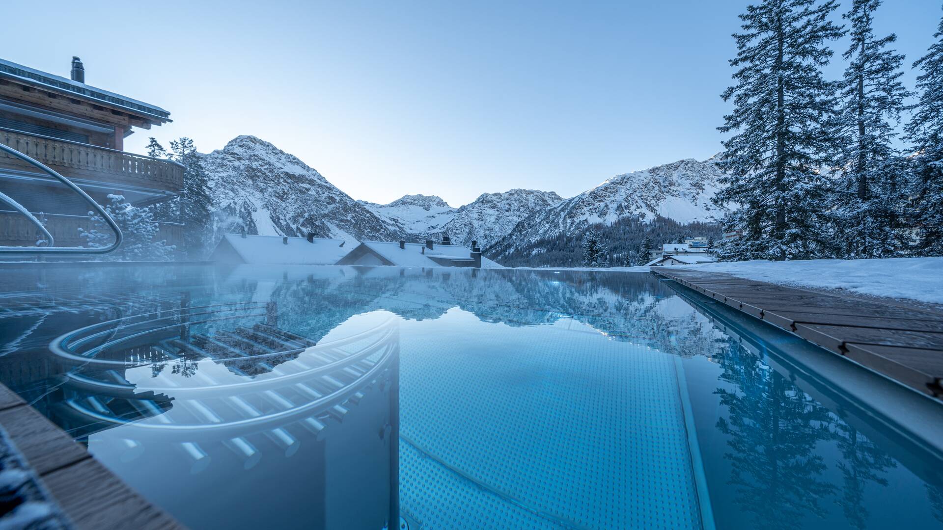 Hotel mit Infinity Pool im Winter
