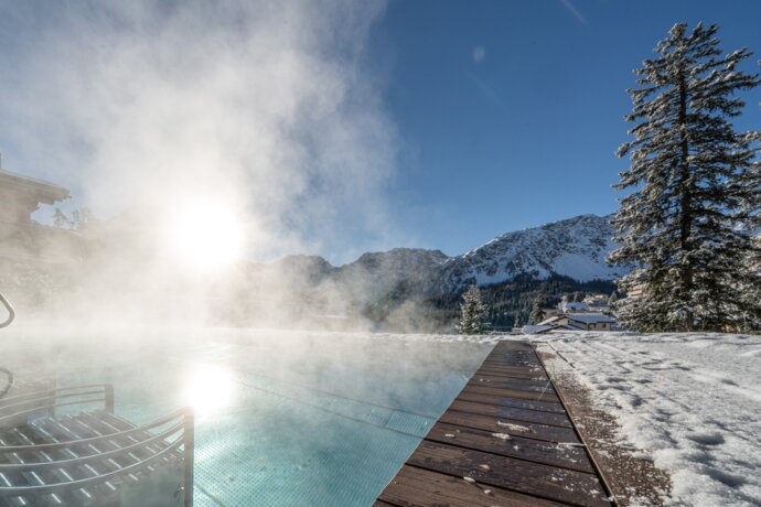 Infinity Pool in den Schweizer Bergen