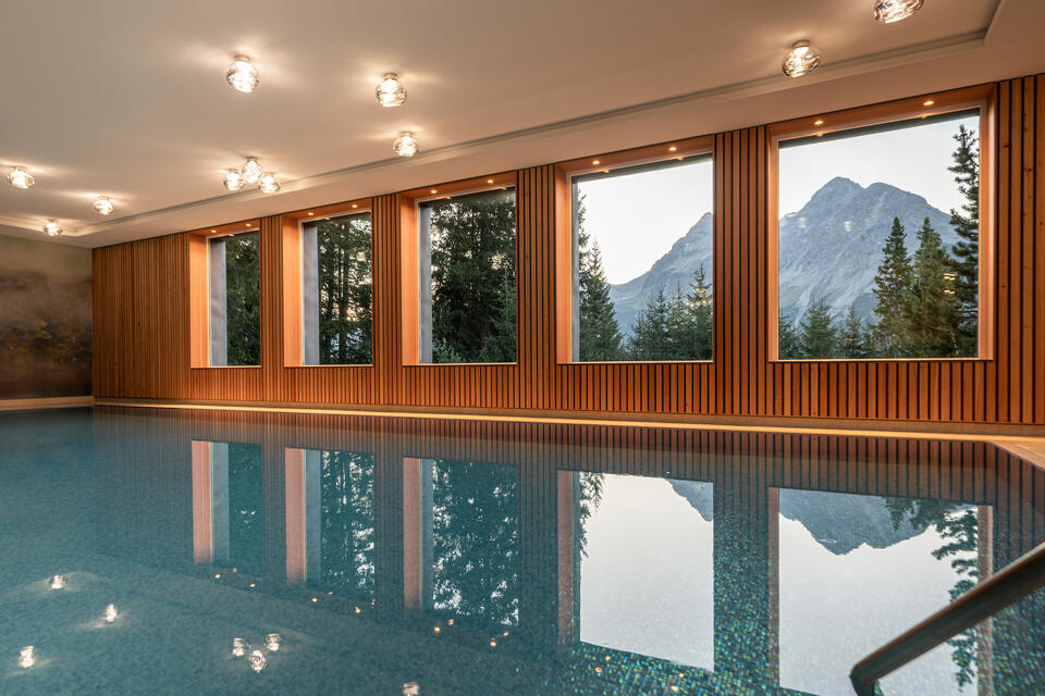 Indoor pool mit Bergblick