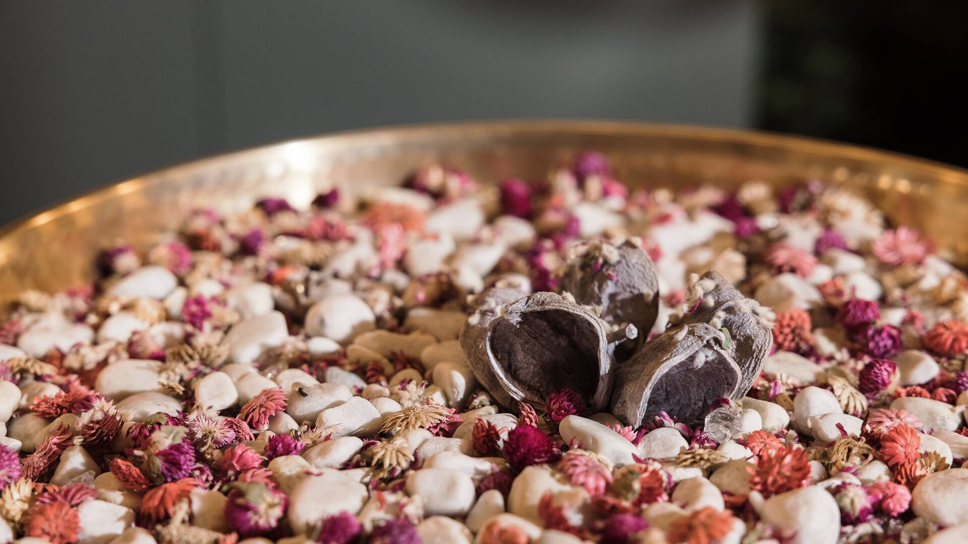 getrocknete Blumen im Wellnessbereich