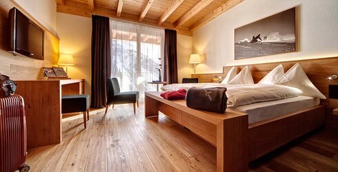 Hotelzimmer mit viel Holz