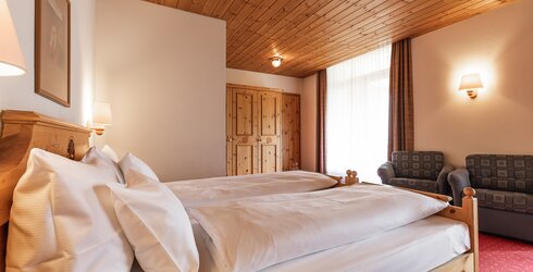 traditionelles schweizer Hotelzimmer